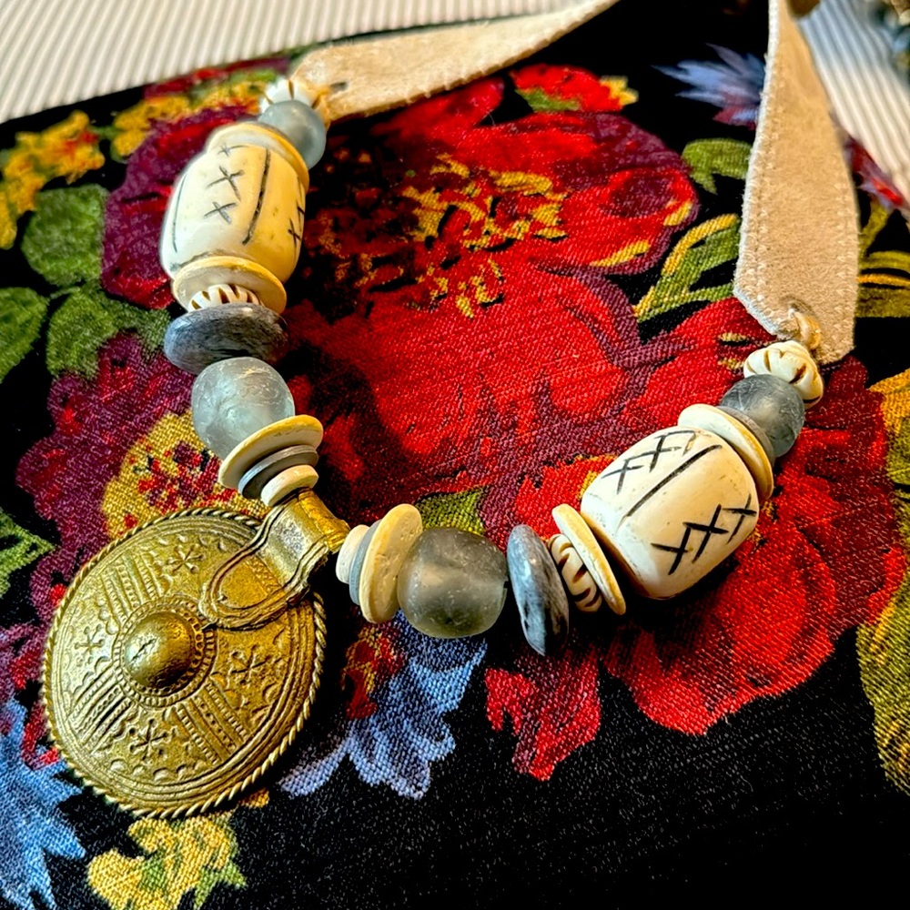 Beautiful Twine and Twig pendant gold pendant necklace.